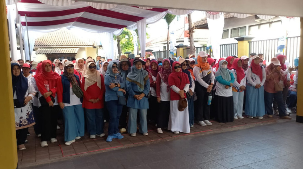 Rayakan 81 Tahun Kemerdekaan, Dinas Pendidikan Sumedang Gelar Gerak Jalan Sehat dan Santunan