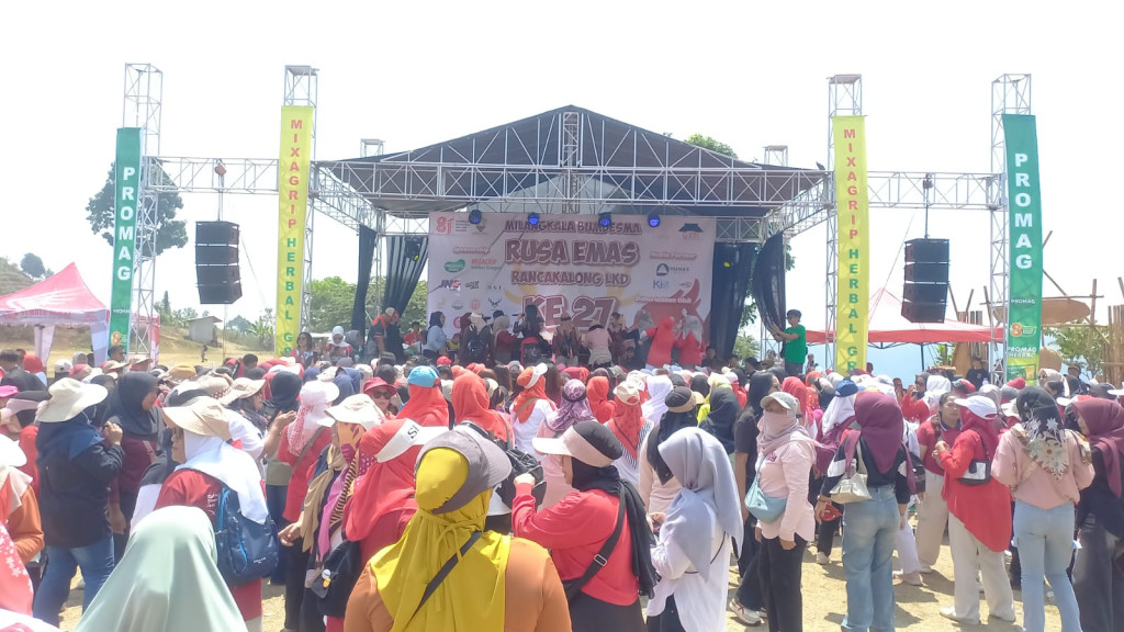 Ribuan Warga Rancakalong Meriahkan Milangkala ke-27 BUMDESMA Rusa Emas