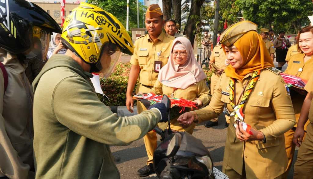 Sambut HUT ke-81 RI, Pemkot Jakbar Bagikan 8.000 Bendera Merah Putih