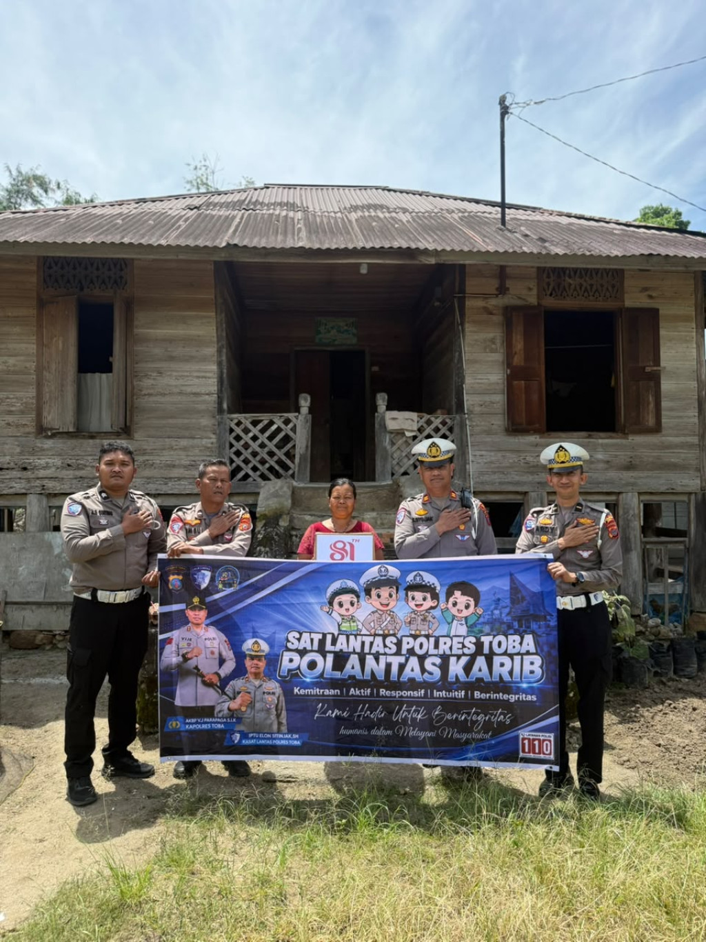 Sambut HUT Kemerdekaan RI Ke-81, Satlantas Polres Toba Bagi Sembako Kepada Warga Kurang Mampu