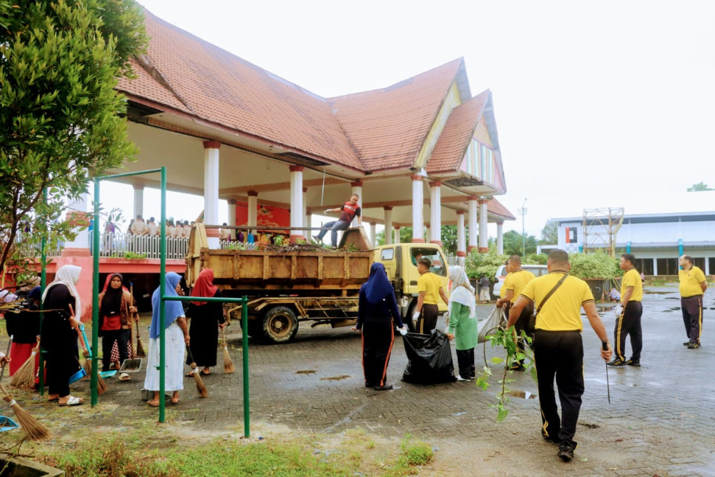 Sambut HUT RI ke 81 polres Subulussalam gelar bakti sosial gotong royong bersama masyarakat.
