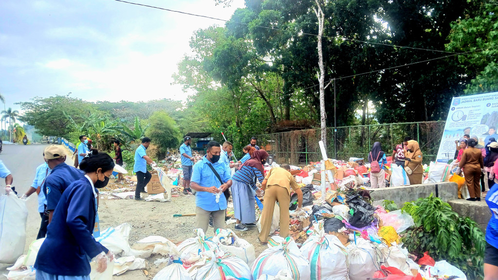 Sampah di Waisai Dibereskan BLUD, Langkah Antisipasi Cegah Pencemaran Perairan dan Kerusakan Ekosistem Laut