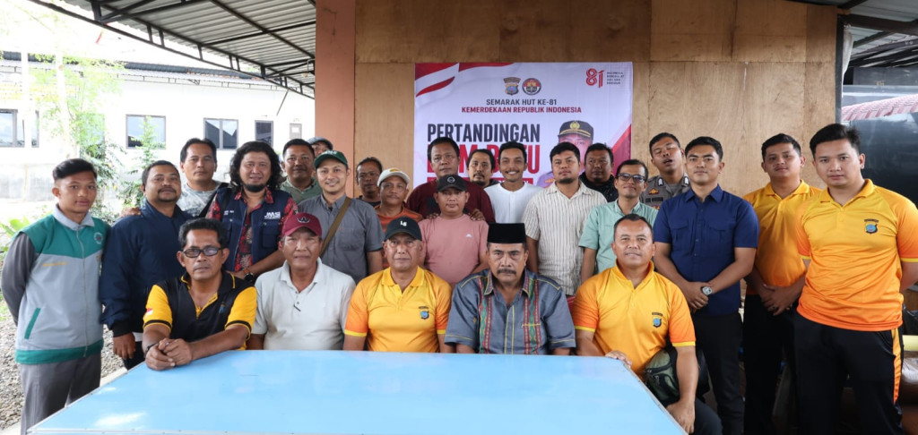 Semarak HUT  Ke-81 RI, Polres Tapsel dan Insan Pers Adu Ketangkasan Main Dam Batu