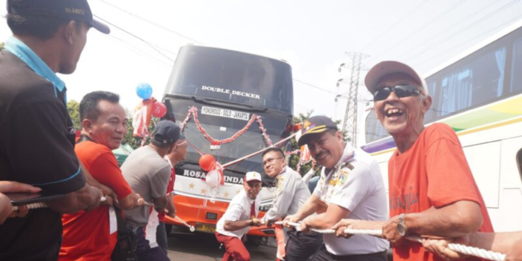 Semarak Kemerdekaan RI ke-81, Terminal Kampung Rambutan Gelar Lomba Tarik Bus Double Decker