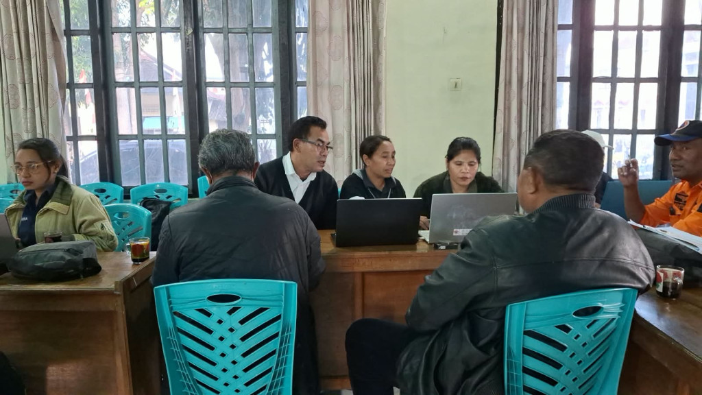 Tak Kenal Lelah, Tim Kesekretariatan Posko Gempa Ngada Berjibaku Perbarui Data di Tengah Situasi Darurat