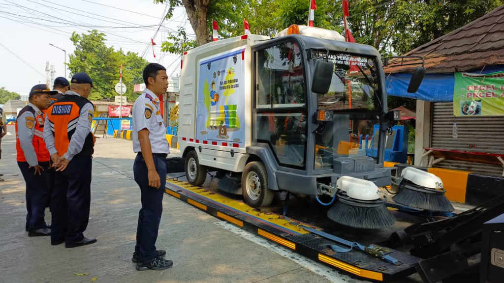 Terminal Kalideres Perkuat Kebersihan dengan Mobil Sweeper