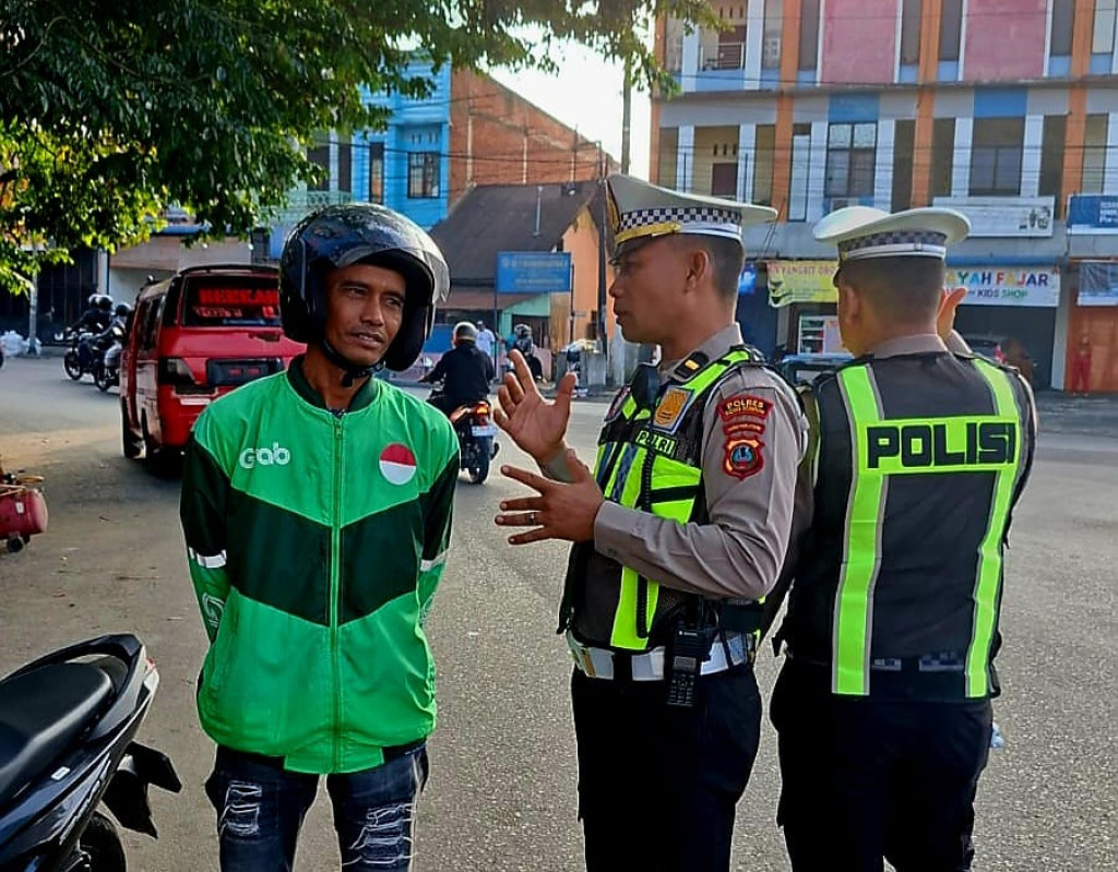 Tilang Manual Tekan Pelanggaran, Pengendara Bermotor di Padangsidimpuan Mulai Tertib Gunakan Helm