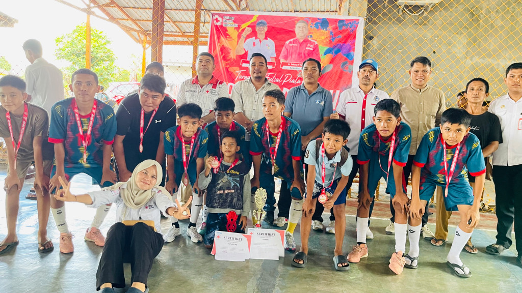 Turnamen Futsal Antar SD dan SMP Se-Tabagsel Trophy Ketua PMI Paluta Resmi Ditutup, Ini Juaranya!