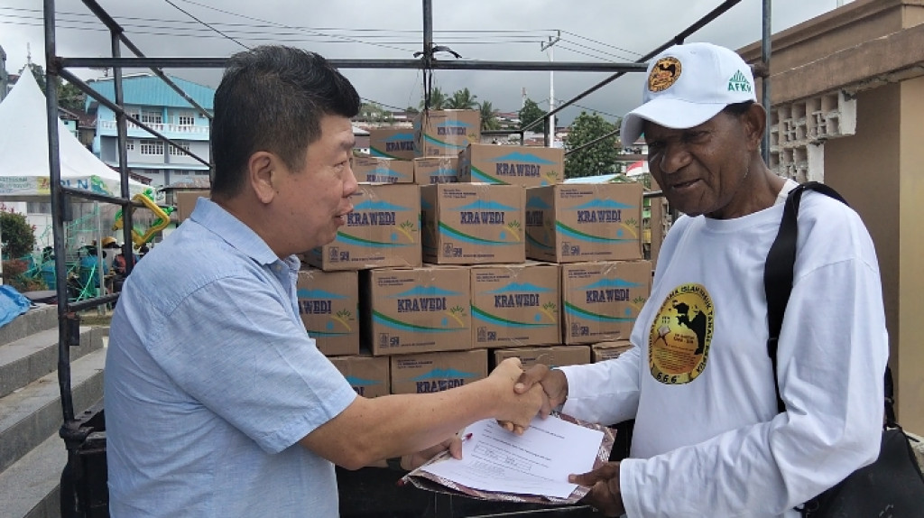 Umat Katolik TPW Fakfak Dukung Peringatan 666 Tahun Islam Masuk Papua, Serahkan 500 Karton Air Mineral