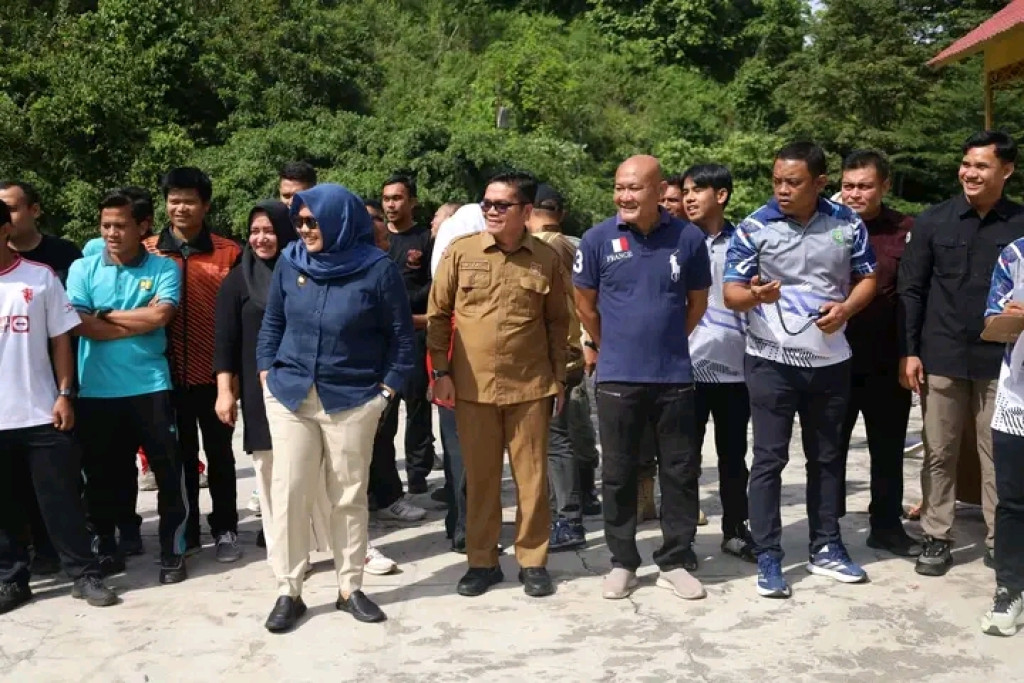 Utusan OPD Pemkab Madina  Adu Jeli Memasukkan Bola ke Gawang Mini di HUT RI ke-81