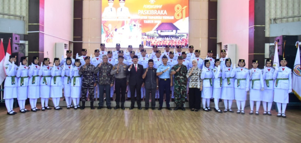 Wabup Mahmud Efendi Kukuhkan Anggota Paskibraka