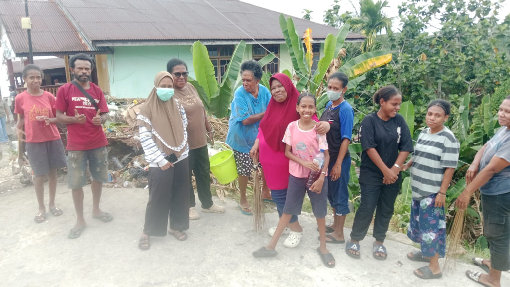 Warga RT 004 Fakfak Bersih-bersih Jelang HUT ke-81 RI, Tempat Sampah Depan SMAN 1 Diprotes