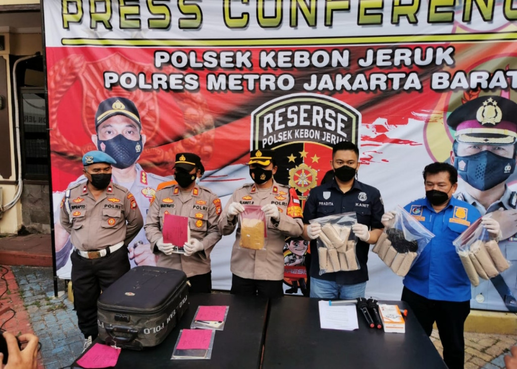 Pasutri Edarkan Narkoba Jenis Ganja Diamankan Polsek Kebon Jeruk Jakbar