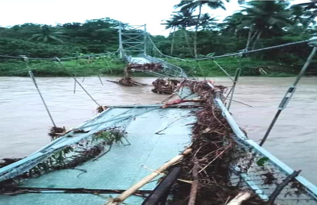 Diterjang Banjir, Jembatan Gantung Sungai Muzoi Hancur