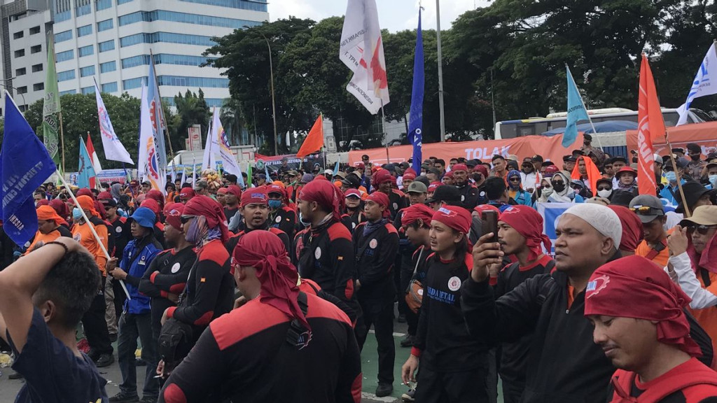 Aksi Demo Kenaikan BBM, 3 Tuntutan Buruh di Depan Gedung DPR