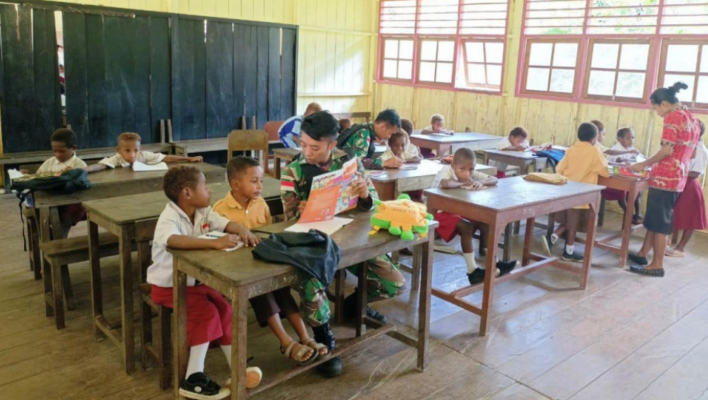 Cerdaskan Anak-Anak Papua, Satgas Yonif 126/KC Turut Membantu Menjadi Tenaga Pendidik