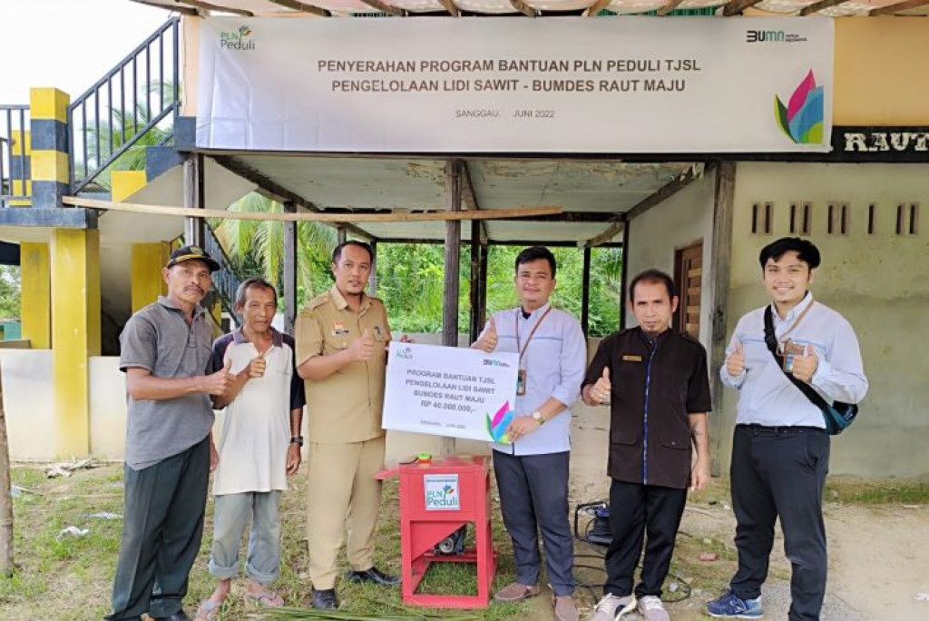 Dukung BUMDes, PLN Fasilitasi Mesin Pengolah Limbah Sawit di Sanggau