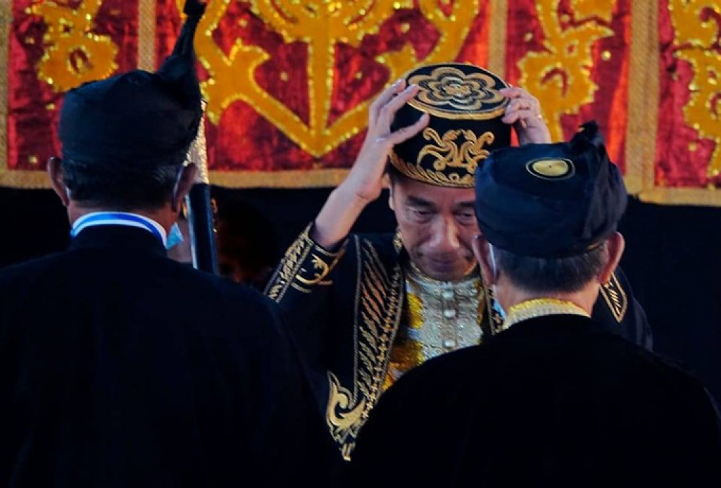 Jokowi Resmi Jadi Kerabat dan Sesepuh Kesultanan Buton
