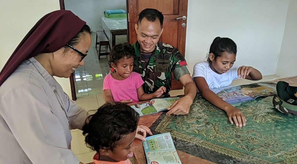 Kunjungi Panti Asuhan Santa Maria Ratu Rosari Maluku, Satgas Yonarmed 1 Beri Sejumlah Bantuan