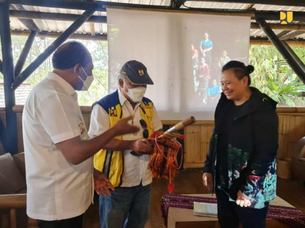 Menteri Basuki Kunjungi Kampus Desa Bambu Turetogo di Bajawa NTT