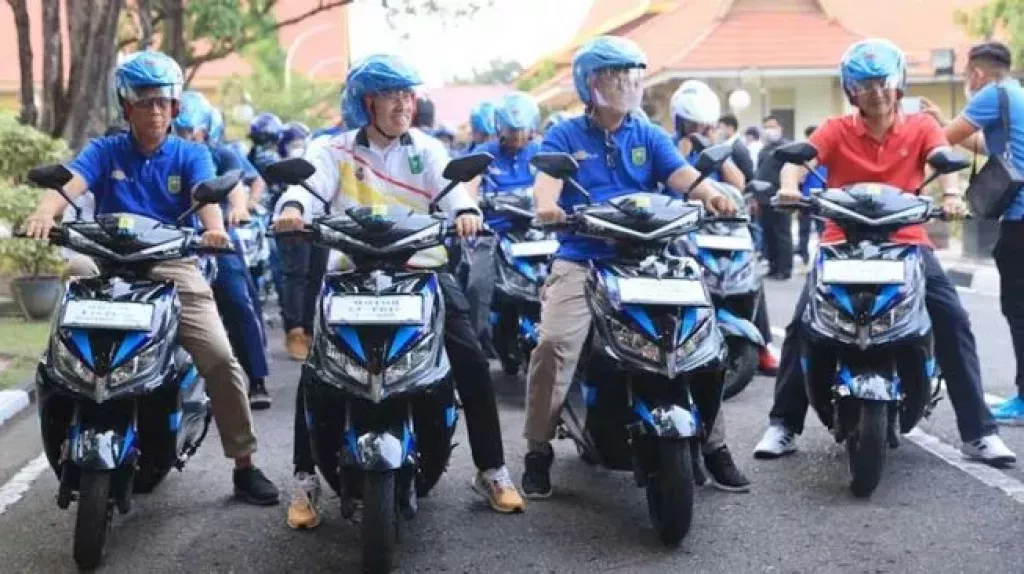 PLN dan Pemprov Riau Konvoi Kendaraan Listrik, Kampanyekan Energi Bersih