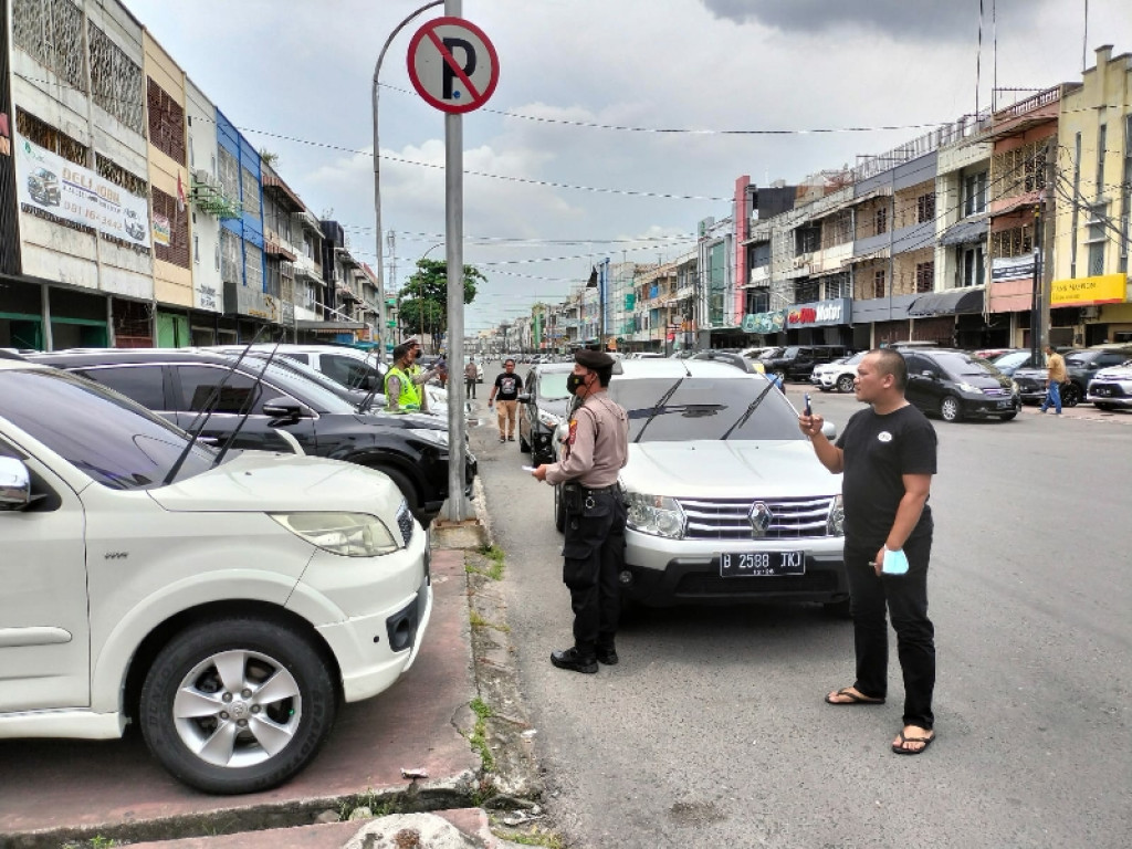 Polsek Medan Baru Tertibkan Parkir Berlapis di Kawasan Jalan Nibung Raya