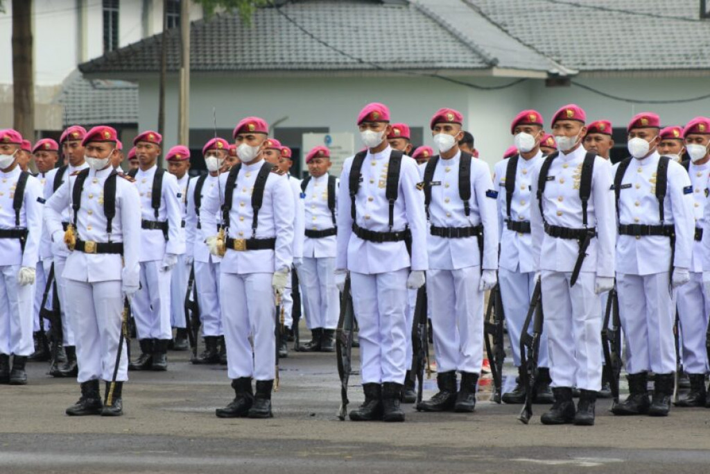 Prajurit Satgas Komposit Marinir Natuna III Laksanakan Upacara HUT TNI AL Ke-77