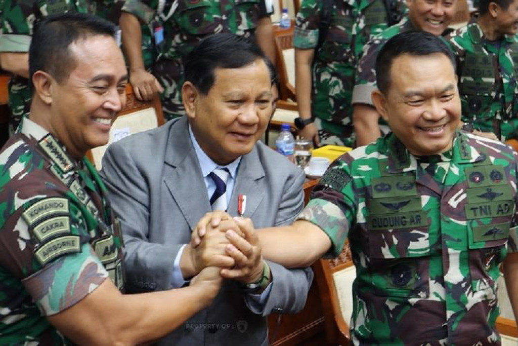 Rekatkan Panglima TNI dan KSAD, Prabowo Tuai Pujian dari Warganet