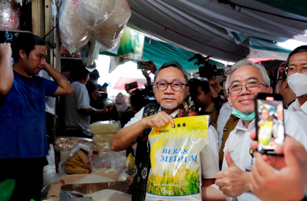 Tinjau Bapok di Pasar Cik Puan, Mendag: Harga Bapok di Pekanbaru Terjangkau, Masyarakat Senang