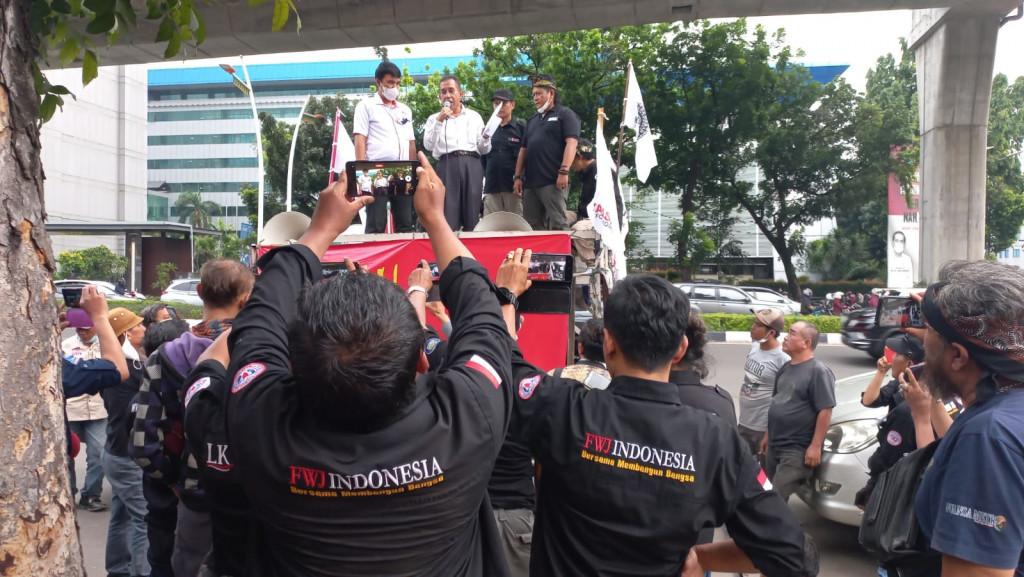 Wartawan Dianiaya, Koalisi Wartawan Indonesia Bersatoe Demo Desak Copot Bupati Karawang