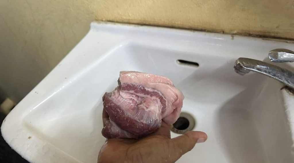 Demi Raup Untung, Pedagang Ini Palsukan Daging Babi Jadi Daging Sapi