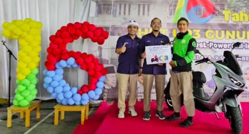 Dorong Ekonomi Hijau Pengemudi Ojek, PLN Gunung Putri Bagikan Motor Listrik
