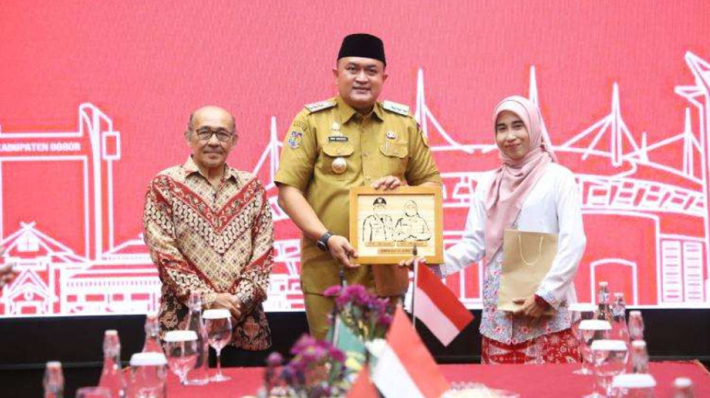 Pemkab Bogor Anugerahkan Umroh dan Kaki Palsu untuk Tokoh Inspiratif