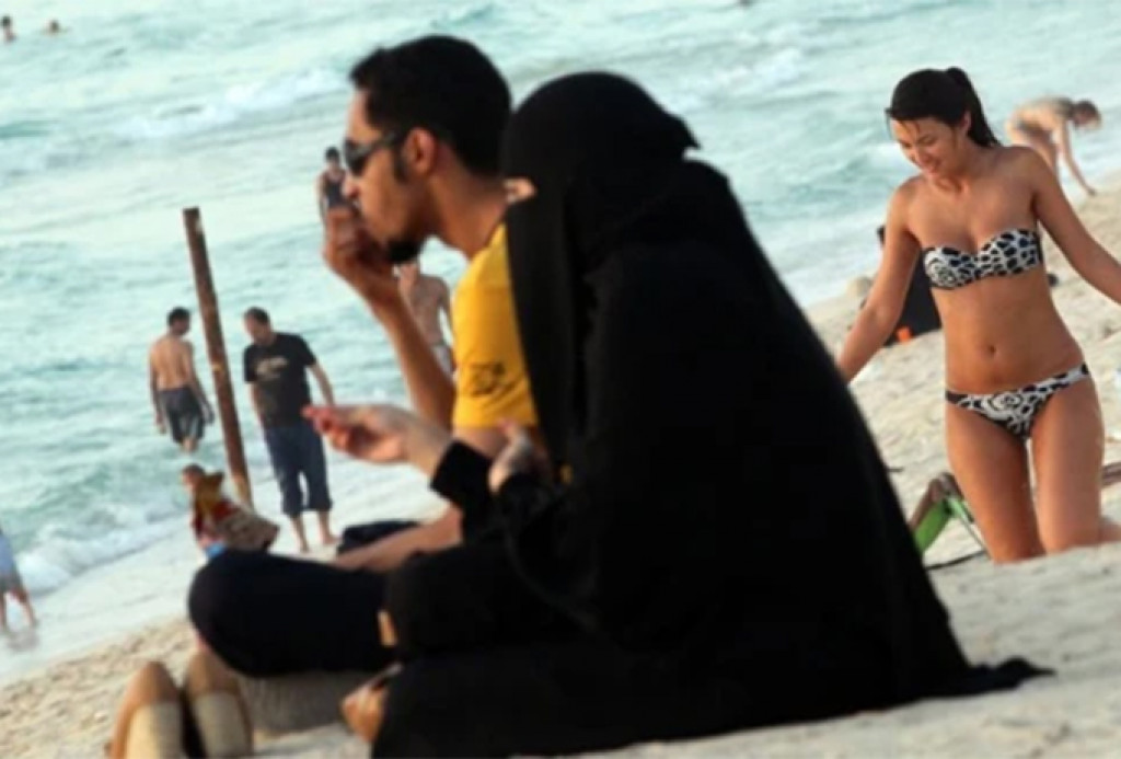 Heboh! Pure Beach di Arab Saudi Izinkan Turis Wanita Berbikini