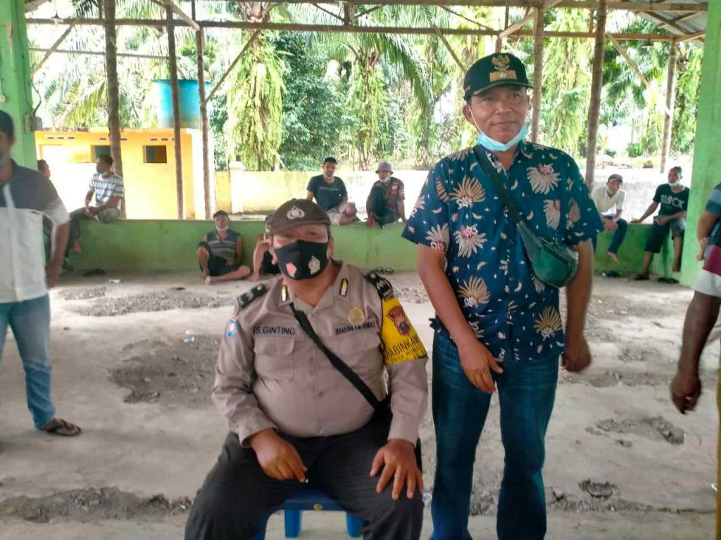 Bhabinkamtibmas Desa Rumah Galoh Dampingi Warga Vaksin Dosis I