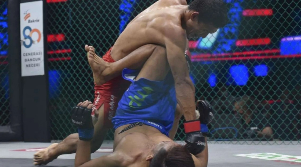Duel di One Pride MMA: Irfan Aruan Habisi Jeckie Jhon