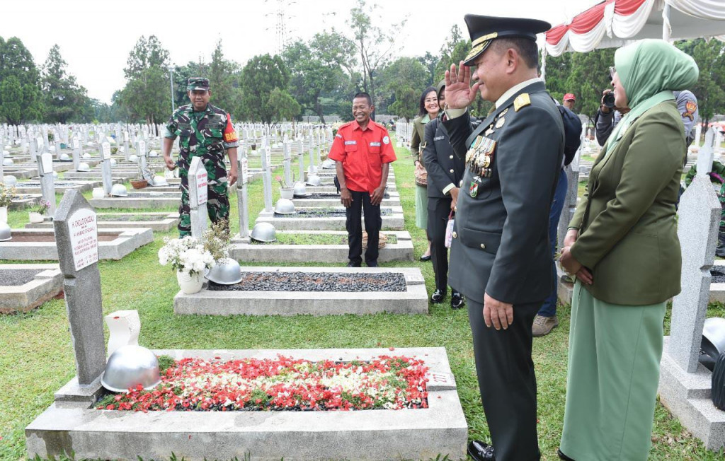 Rangkaian Peringatan HUT TNI, KSAD Ziarah ke Taman Makam Pahlawan