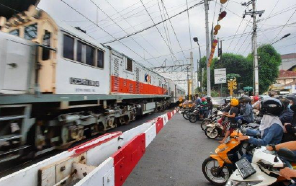 Budaya 'Terobos Palang' Kereta Kian Marak, Ini Pemicunya dari Kacamata Sosiologi