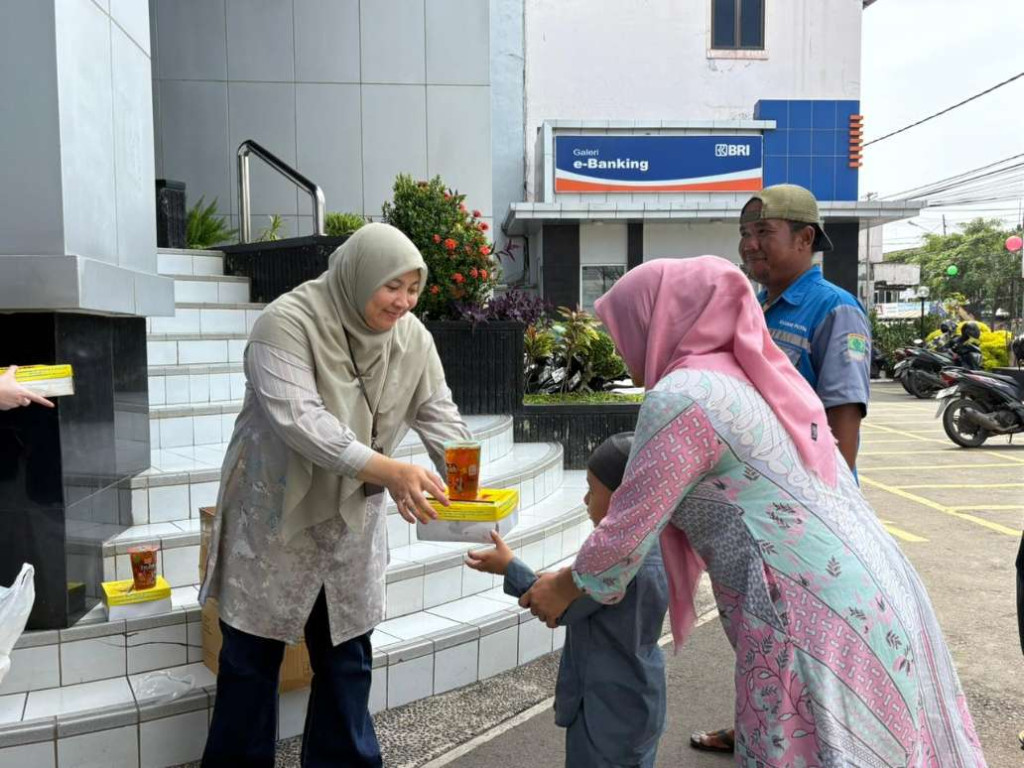 Berbagi Bahagia BRI BO Karawang dengan Jumat Berkah