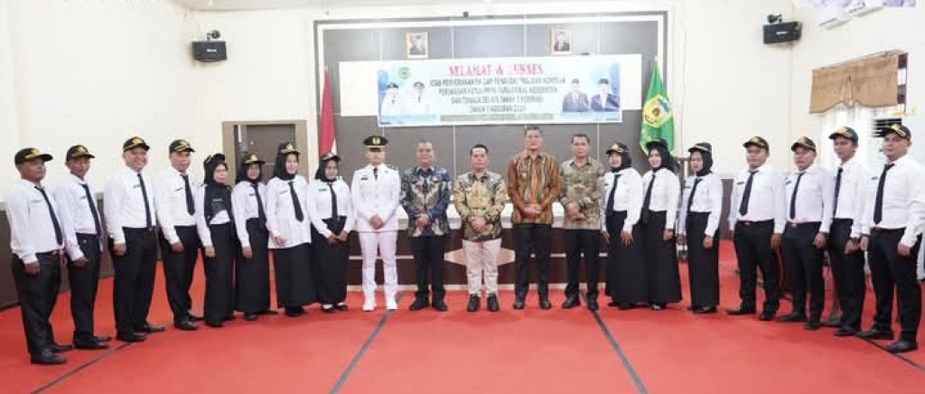 Bupati Palas Menyerahkan Surat Keputusan Dan Penandatanganan Kontrak Kerja 15 Orang PPPK.