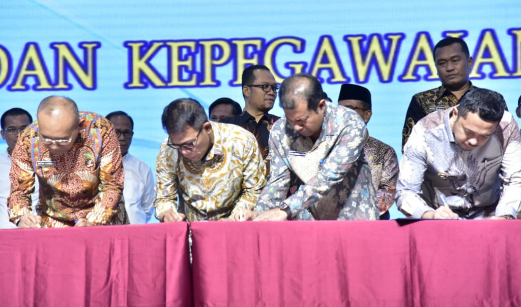 Bupati Tapteng Tandatangani Komitmen Penerapan Manajemen Talenta ASN