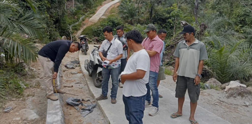 Camat Sibabangun Monitoring dan Evaluasi Pembangunan Jalan Rabat Beton Desa Hutagurgur