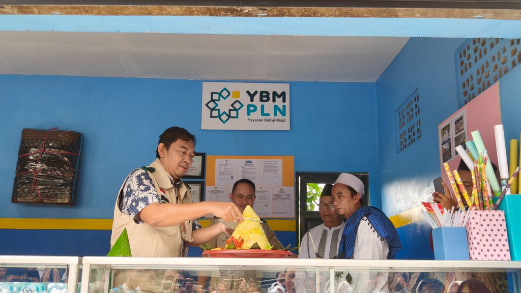 Dorong Kemandirian Ekonomi Pesantren, PLN UP3 Sumedang Turut Resmikan Bantuan Santri Mart Bersama YBM PLN