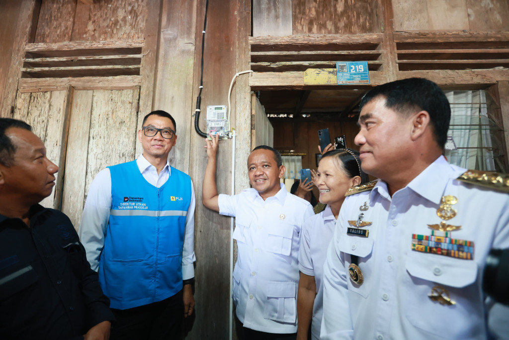 ESDM dan PLN Terangi 112 Rumah di Minahasa, Wujudkan Program “Merdeka dari Kegelapan”