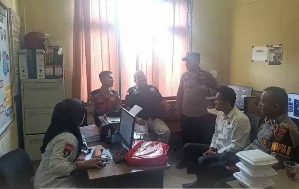 Kepala SPKT Polres Palas Sampaikan Arahan Untuk Melayani Masyarakat Secara Humanis