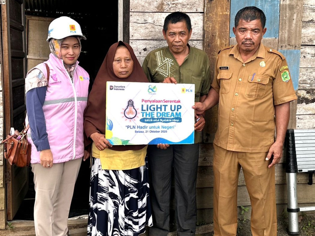 Keren! Sumbangan Seluruh Pegawai PLN UP3 Rantauprapat Nyalakan Listrik Gratis Bagi Masyarakat Kurang Mampu