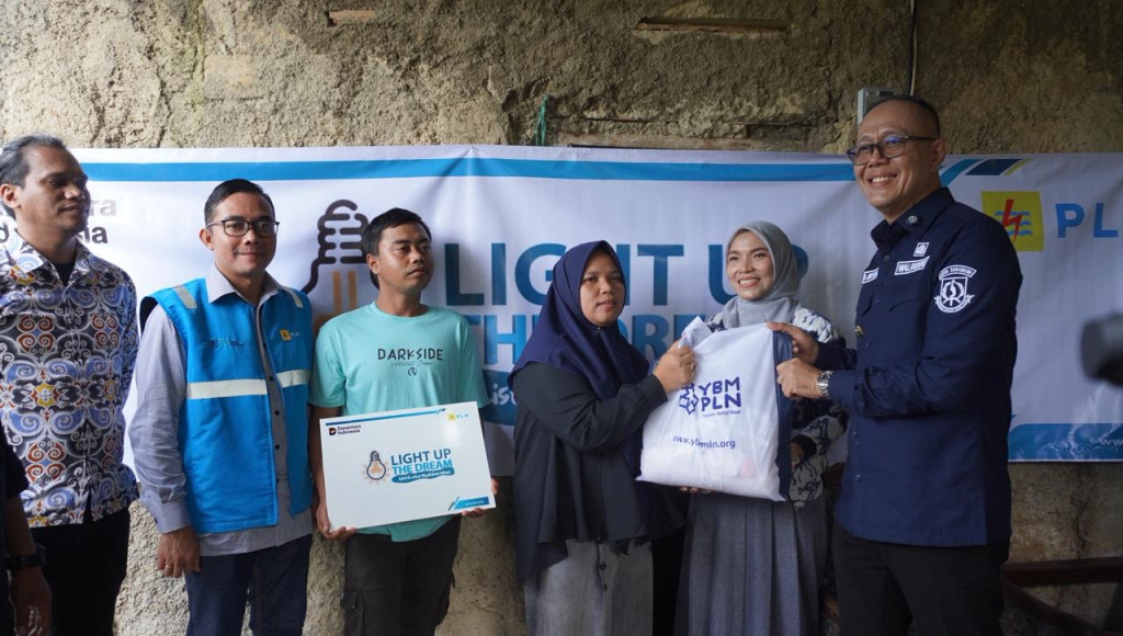 Lewat Program LUTD, Rumah Warga di Sukabumi Terang Benderang Teraliri Listrik