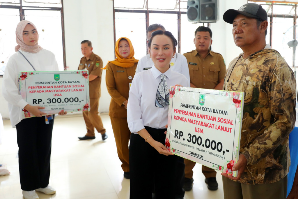 Pemko Batam Serahkan Bansos Lansia Tambahan ke 158 Warga Belakang Padang – Li Claudia Candra: “Kami Hadir Nyata untuk Masyarakat!”