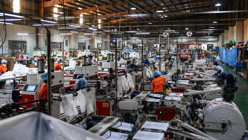 PHK di Tangerang Tak Hentikan Produksi, Pabrik Nike-Adidas Pindah Upah Murah