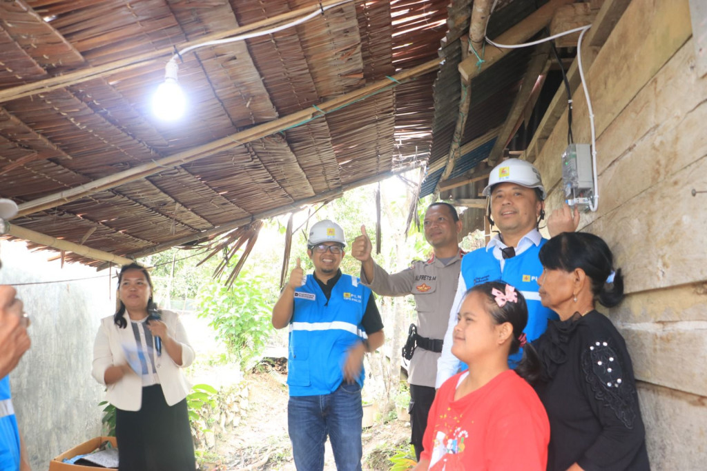 PLN Nyalakan Harapan di Poso: Warga Tak Mampu Nikmati Terang Lewat Program “Berbagi Cahaya”